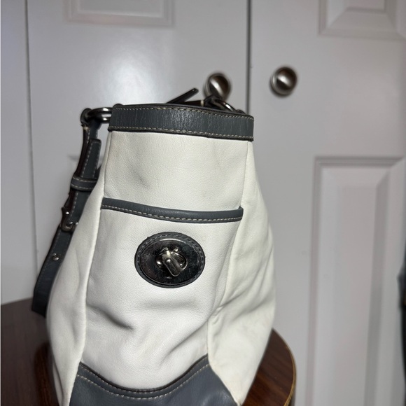 Coach F13759 White Leather Shoulder Bag Purple Lining Silver Hardware - Picture 4 of 16